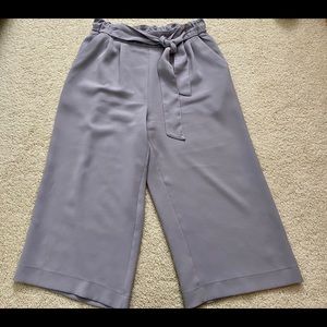 Lululemon Noir Crop - size 8 in gray